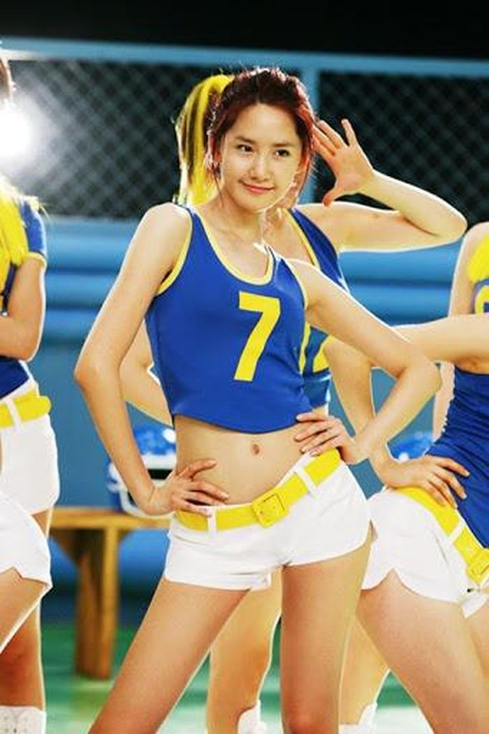 Năm 2010, SNSD trở lại sàn đấu Kpop với ca khúc Oh!. Yoona được khen là người phù hợp với hình ảnh nữ cổ động viên nhất trong nhóm. Vẻ vui tươi, năng động cùng các trang phục khoe vòng eo quyến rũ giúp "center" của SNSD trở thành chủ đề nóng trên các trang cộng đồng.