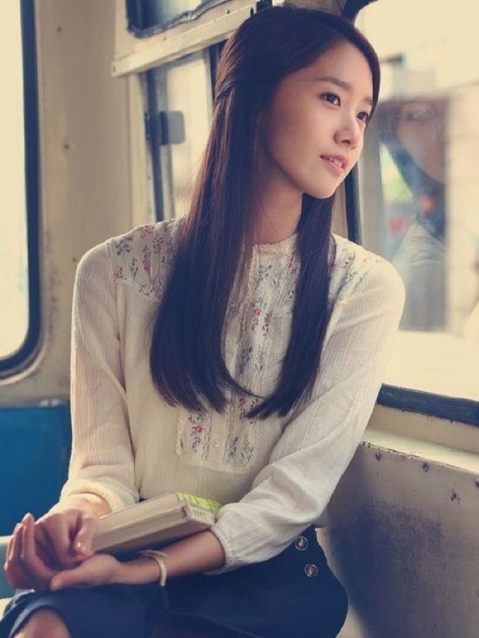 Năm 2012, Yoona đảm nhận hai vai diễn trong bộ phim Love Rain, đóng cùng Jang Geun Seok. Khán giả Hàn Quốc bày tỏ sự ngưỡng mộ với nhan sắc dịu dàng, luôn toát lên vẻ thùy mị, yếu đuối của cô. Đặc biệt, đã 5 năm trôi qua từ khi gia nhập ngành giải trí, Yoona trông vẫn giống hệt những bức ảnh được chụp vào năm 2007.