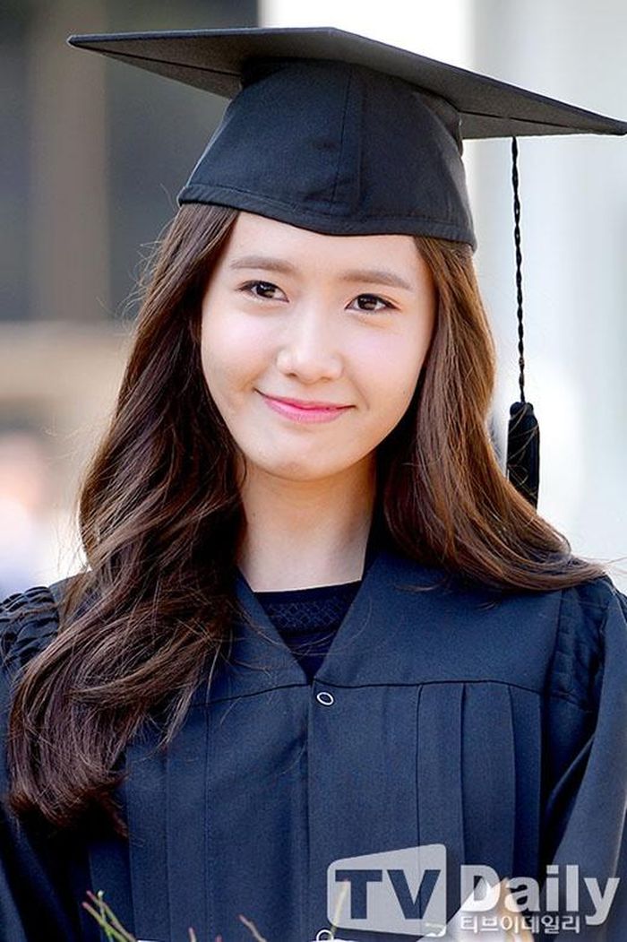 Đầu năm 2015, Yoona nhận bằng tốt nghiệp đại học. Loạt ảnh chụp nữ thần tượng trong buổi lễ tốt nghiệp trở thành chủ đề được quan tâm lớn trên trang chủ Naver.