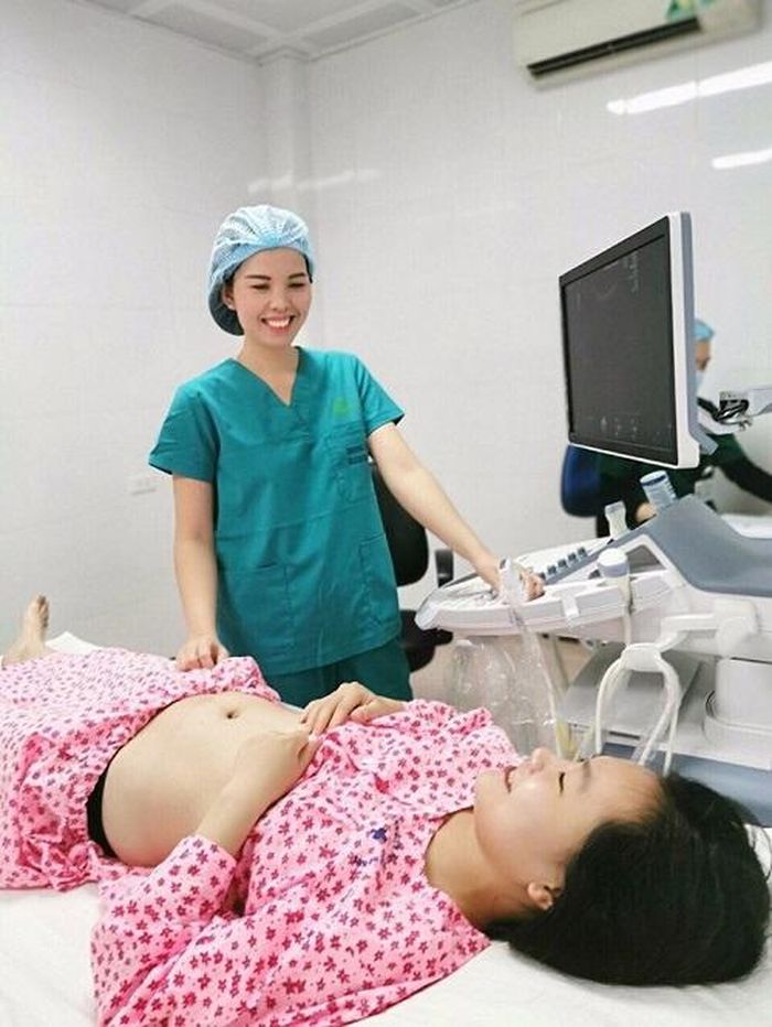 Sản phụ được khám lại sau khi thực hiện thủ thuật truyền ối.