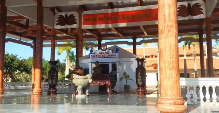  Đền thờ Bác Hồ tại ấp Bà Chăng A, xã Châu Thới (Vĩnh Lợi, Bạc Liêu) là một trong những điểm đến tham quan du lịch hấp dẫn của tỉnh Bạc Liêu.