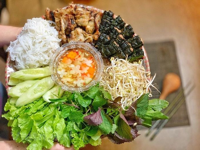  Bún chả nướng than hoa Hà Nội thực sự là món ăn hấp dẫn mọi khẩu vị, phù hợp cho những cuối tuần mát mẻ. (Ảnh: Mai Mai/Vietnam) 