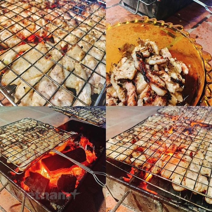  Thịt sau khi ướp xếp lên vỉ hoặc kẹp que tre nướng trên than hoa. (Ảnh: Mai Mai/Vietnam) 