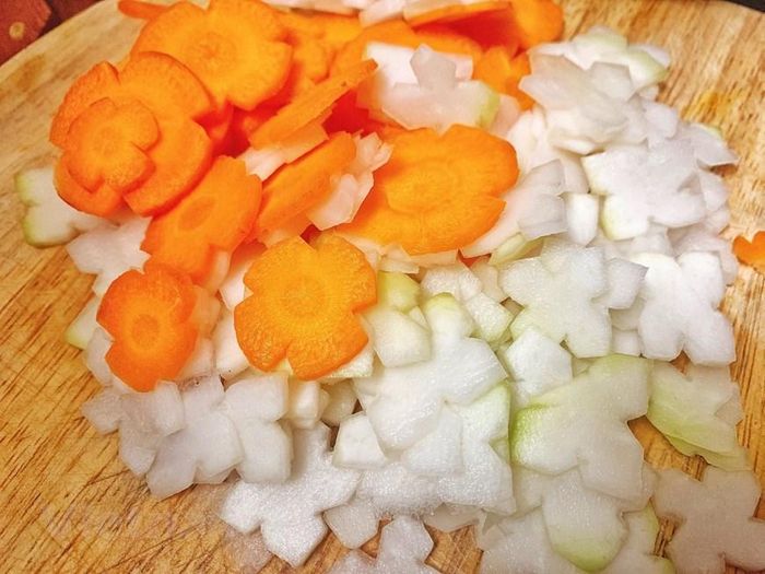  Dưa góp: Cà rốt, su hào hoặc đu đủ xanh thái mỏng ngâm nước muối pha loãng để khoảng 30 phút rồi xả sạch. Trộn xu hào, cà rốt với chút muối, dấm, ớt, đường, tỏi băm, nêm nếm chua cay, mặn ngọt là được. (Ảnh: Mai Mai/Vietnam) 