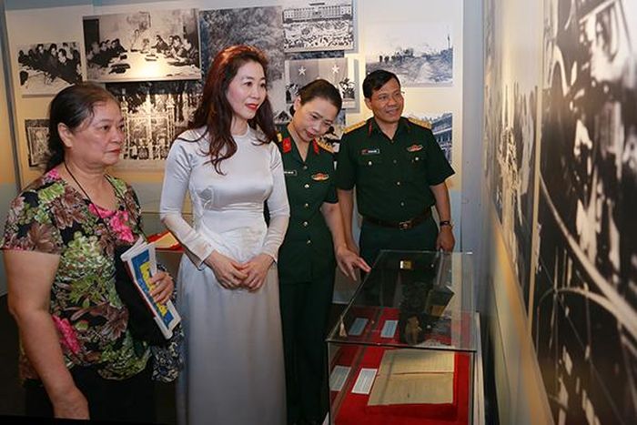 Các đại biểu tham quan triển lãm. Ảnh: btlsqsvn.org.vn