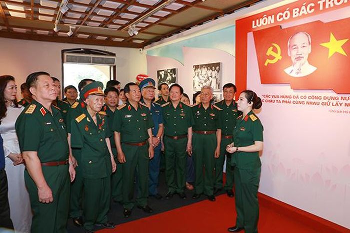 Thượng tướng Nguyễn Trọng Nghĩa và các đại biểu tham quan triển lãm. Ảnh: btlsqsvn.org.vn