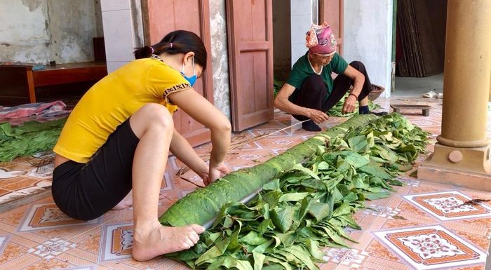 Công đoạn tạo cuộn thuốc.
