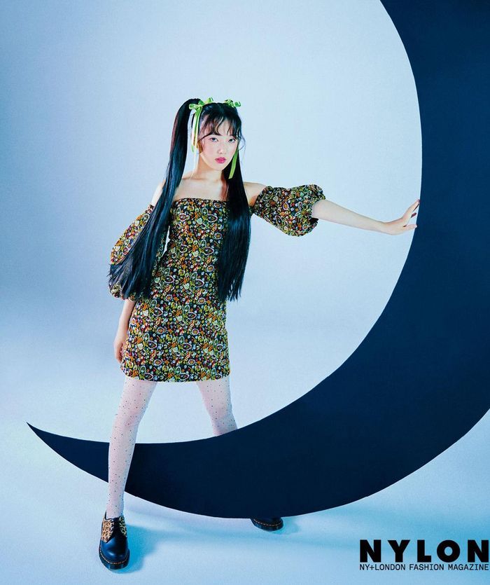 Ye Rin (Gfriend) trông độc đáo khi để tóc Thủy thủ mặt trăng, diện mẫu váy tay bồng họa tiết của YCH kết hợp với giày cổ thấp của Dr Martens.