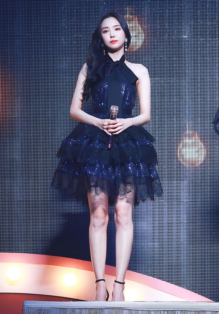 Na Eun (Apink) vừa ngây thơ vừa quyến rũ khi diện váy đính sequin của Self Portrait.