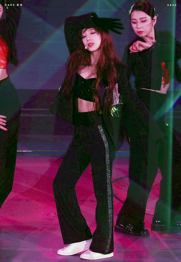 Tae Yeon cũng ưng ý mẫu áo Crystal Tailored Blazer và kết hợp item với áo quây cùng quần suông và giày thể thao, mang đến hình ảnh vừa sexy vừa năng động.