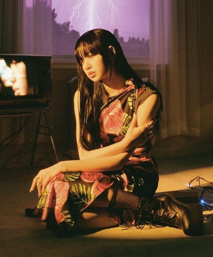 Lisa (Black Pink) diện váy hoa nhưng lại phá cách với boots cao cổ hầm hố.