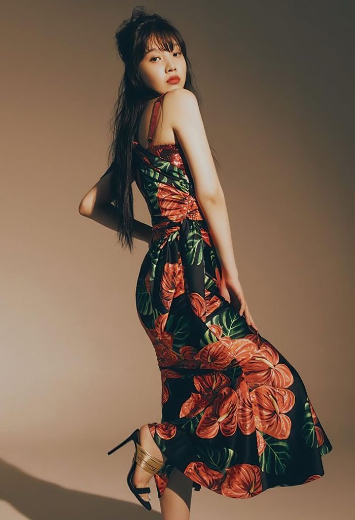 Vẫn là item của Dolce&amp;Gabbana nhưng Joy trông lại quyến rũ đậm chất cổ điển.