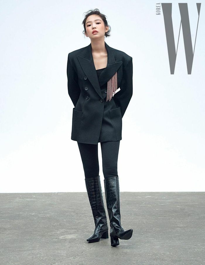 Xuất hiện trên tạp chí W Korea, Jennie (Black Pink) đầy mạnh mẽ khi diện blazer của Christopher Kane kết hợp boots da cổ cao.
