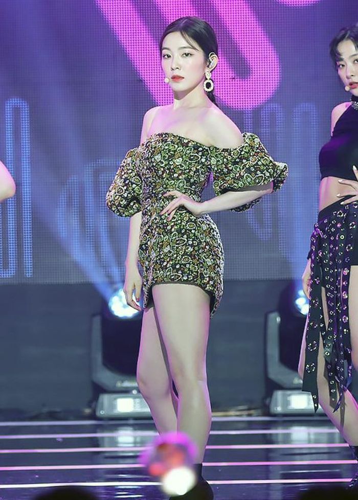 Cùng mặc mẫu váy ngắn trễ vai, Irene (Red Velvet) lại đầy quyến rũ trên show âm nhạc.