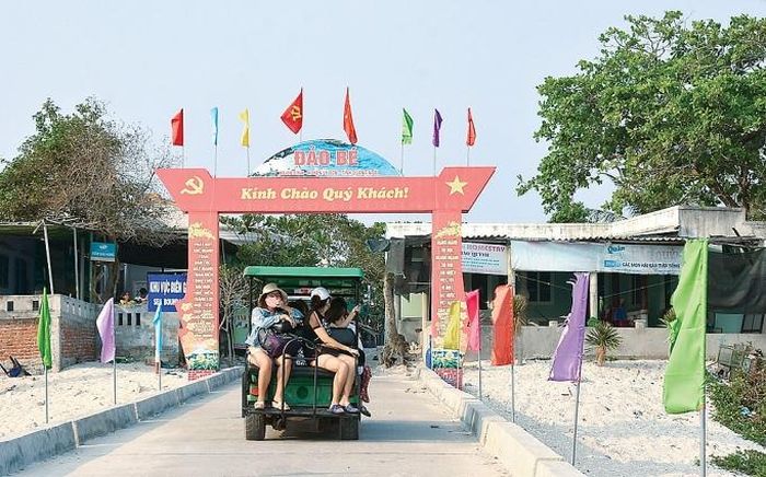 Khách du lịch đến đảo Bé xã An Bình, huyện Lý Sơn