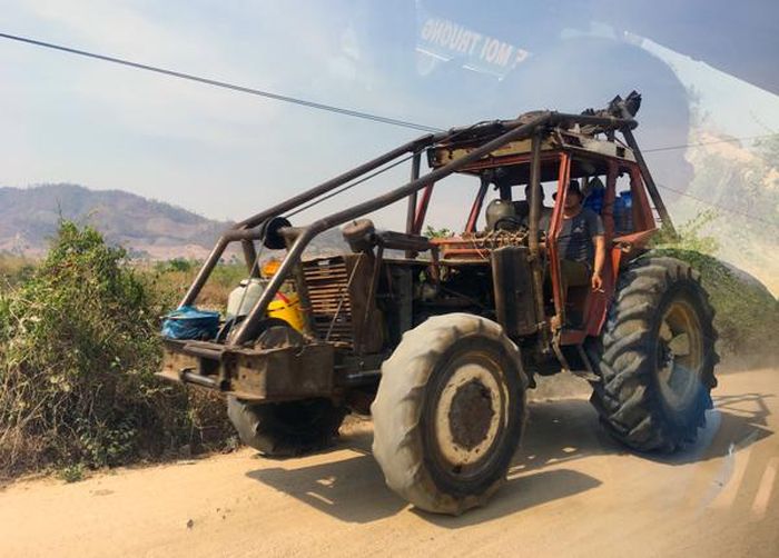 Một chiếc xe độ lớn quay về trên con đường vào 3 buôn, có lẻ do có động. Ảnh: Q.T