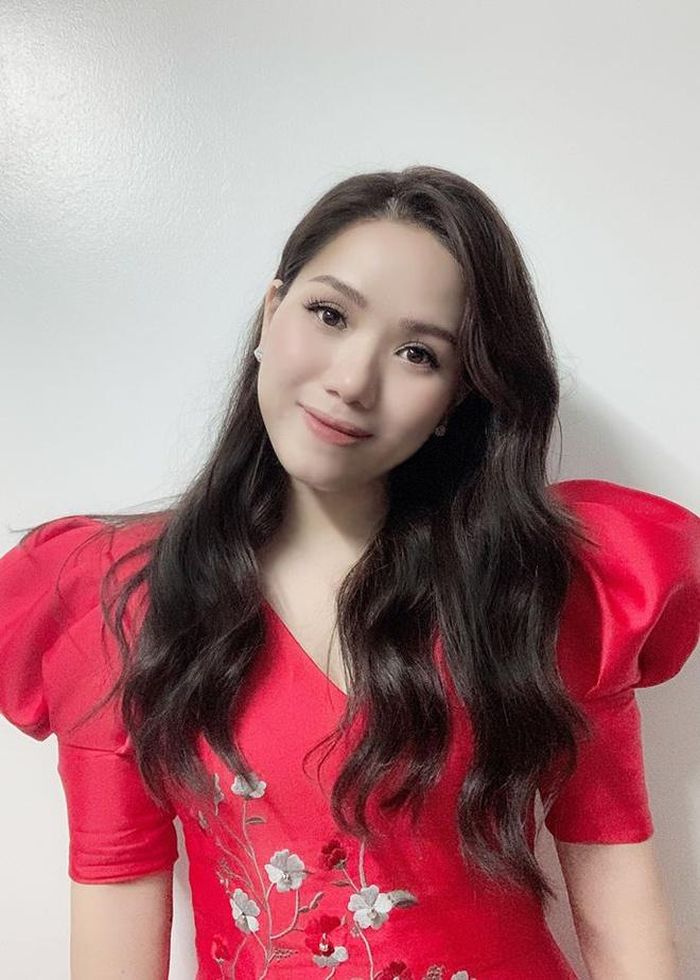 Thậm chí, một số khán giả nghi ngờ nữ ca sĩ phẫu thuật thẩm mỹ hoặc chỉnh sửa ảnh quá đà. “Nhìn lạ lắm chị ơi, em thích ảnh cũ hơn, chân thật dễ thương”, “Ảnh này không giống gì hết. Nên chọn nhiều ảnh khác thật và đẹp hơn”, “Lứa 9X đầu đời chúng tôi vẫn yêu hình ảnh mộc mạc của Thùy Chi như xưa”, khán giả bình luận.