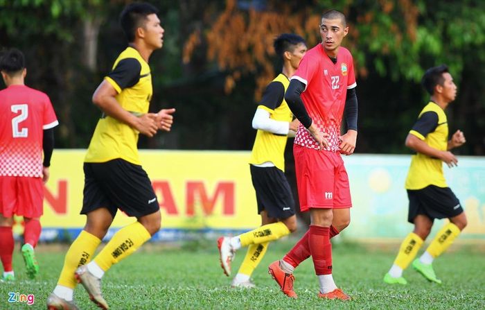 Các cầu thủ Bình Phước bị đội bóng thấp hơn dẫn trước đến 2-0. Nhiều sự thử nghiệm được đưa ra, trong đó có việc dùng cầu thủ Việt kiều Radostin Nguyễn ở hàng tiền vệ. Cầu thủ này bị thay ra trong hiệp 2 để đảm bảo thể lực cho trận đấu tiếp theo gặp Sài Gòn FC vào ngày 16/5.
