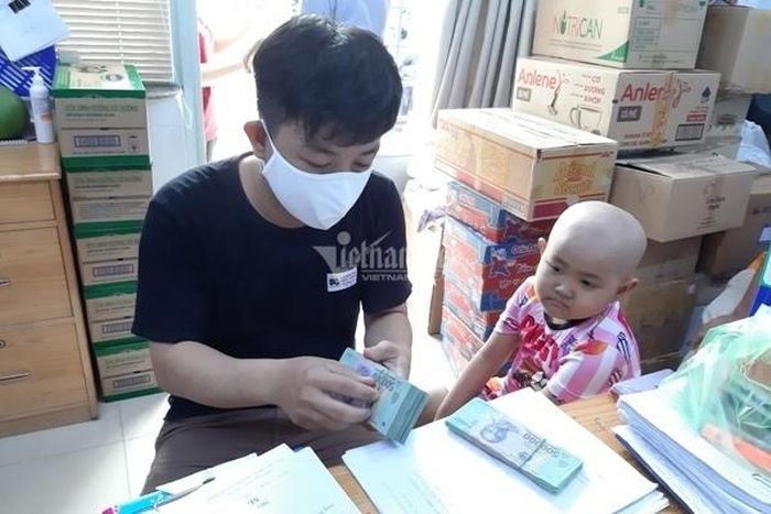 Nhận được tiền ủng hộ, anh Khoa đóng 150 triệu đồng tạm ứng viện phí để con gái được điều trị lâu dài.