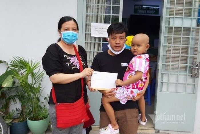 Đại diện Báo VietNamNet trao số tiền 175.178.000 đồng cho cha con bé Khả Hân.