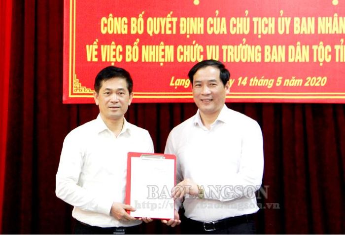 Phó Chủ tịch UBND tỉnh Lạng Sơn Dương Xuân Huyên trao quyết định cho ông Vi Minh Tú