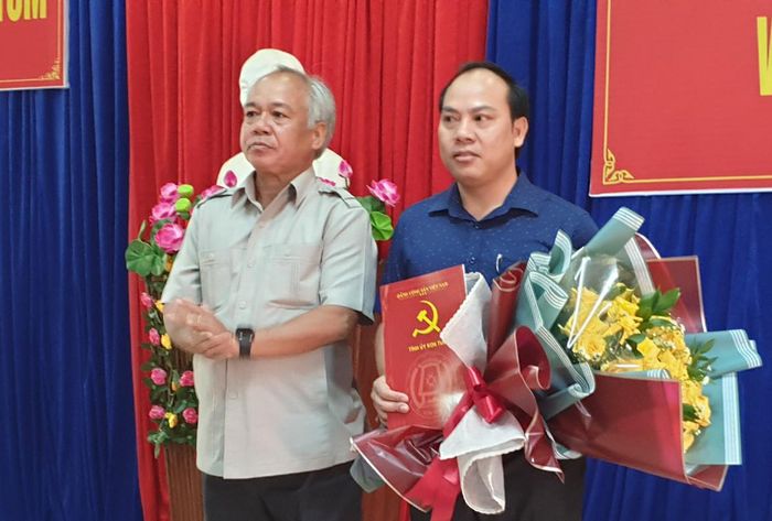 Phó Bí thư Thường trực Tỉnh ủy Kon Tum A Pớt trao quyết định và chúc mừng ông A Hơn