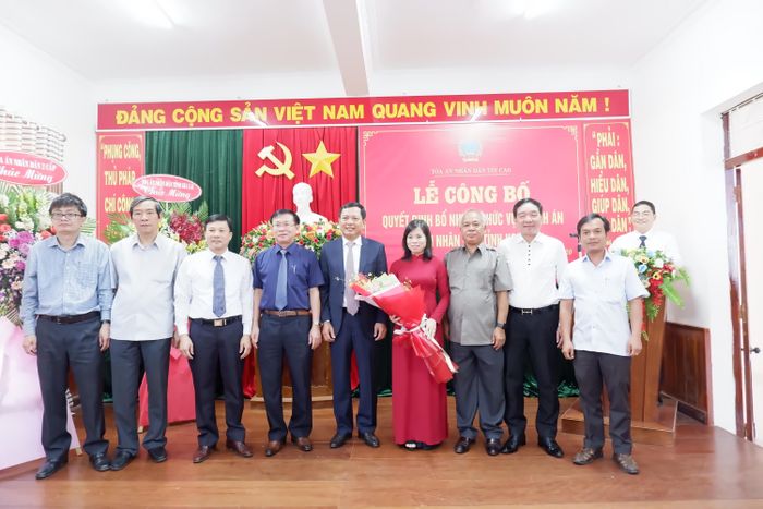 Lãnh đạo Tòa án nhân dân tối cao cùng lãnh đạo tỉnh Kon Tum trao quyết định và chúc mừng bà Đỗ Thị Kim Thư