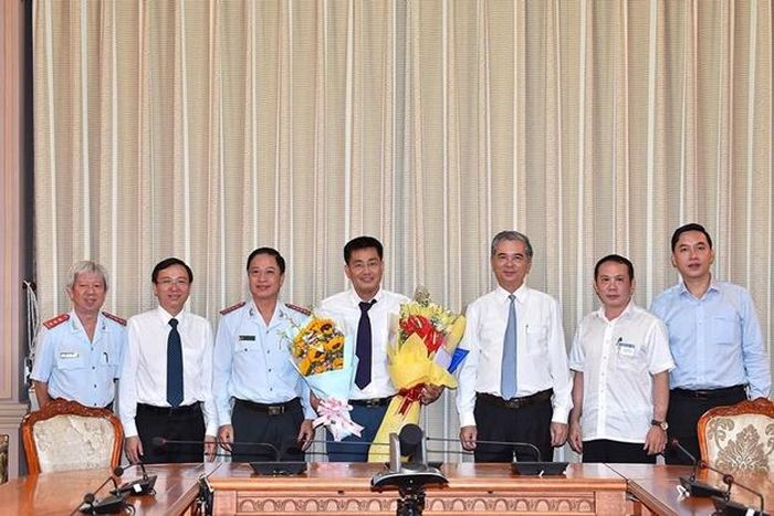 Phó Chủ tịch UBND TPHCM Ngô Minh Châu trao quyết định cho ông Phạm Văn Nghì