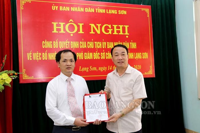 Phó Chủ tịch UBND tỉnh Đồng Nai Nguyễn Công Trưởng trao quyết định cho ông Liễu Anh Minh
