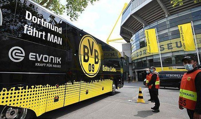 Xe bus chở CLB Dortmund đến SVĐ Signal Iduna Park