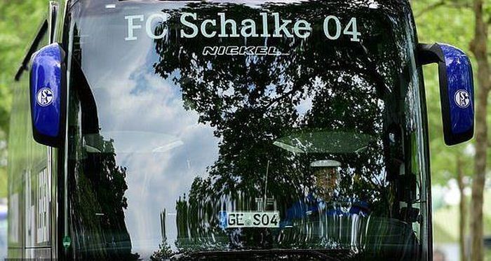 Các cầu thủ Schalke 04 đến sân Signal Iduna Park