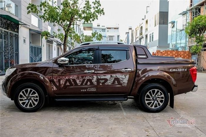 Nissan Navara của anh Hưng sở hữu thiết kế khá khỏe khoắn. Xe chạy lướt chỉ hơn 100km nên còn mới cứng. 