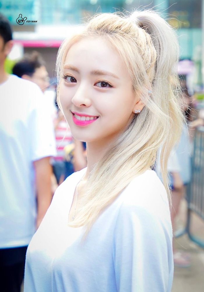 Nữ idol 10x vốn mê trang điểm tông hồng với đôi môi cánh sen làm điểm nhấn. Lối làm đẹp này càng phù hợp với mái tóc vàng óng, tạo vẻ ngọt ngào, nữ tính.