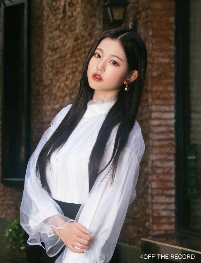 Mỹ nhân IZONE thường xuyên để tóc xoăn sóng bồng bềnh, dù vậy mái tóc đen dài suôn mượt mới thực sự là "chân ái" của cô nàng.