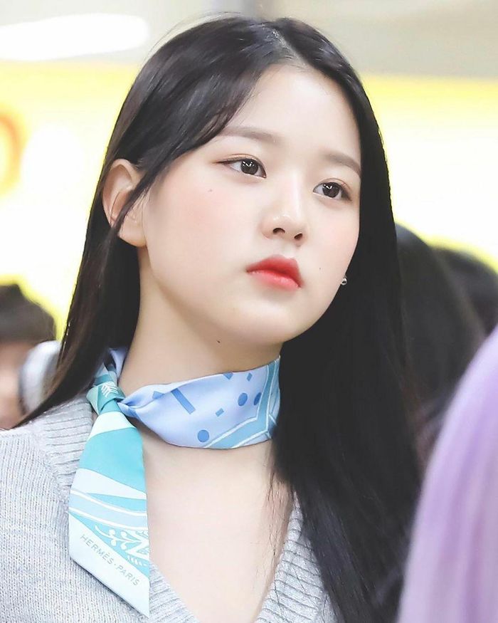 Cùng với cách rẽ ngôi giữa, gương mặt của Won Young trông cũng thanh thoát hơn.