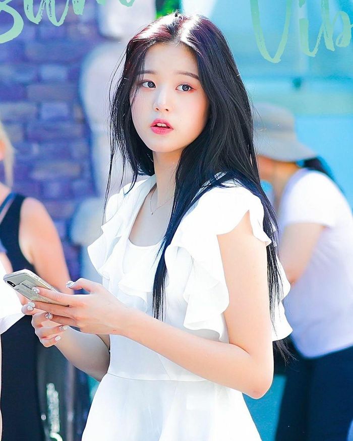 Dù rất xinh đẹp khi để tóc tím, tóc ombre.., Won Young trông "nên thơ" nhất với kiểu tóc cơ bản của con gái châu Á. Làn da trắng, đôi mắt to tròn của nữ idol nổi bật hơn hẳn nhờ tóc đen.