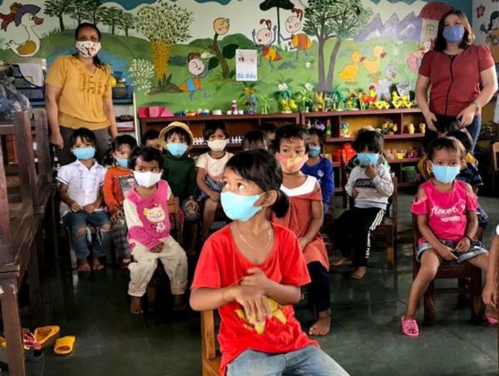 Học sinh mầm non tại điểm trường của làng. Ảnh: N.S