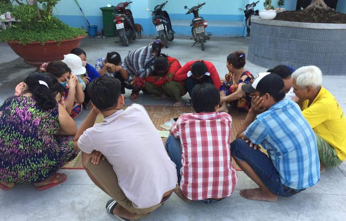Các đối tượng đánh bạc và tang vật thu giữ.