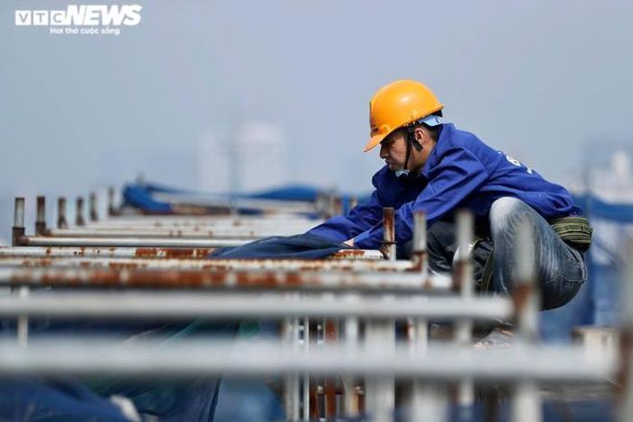 Công ty CP Đầu tư xây dựng dân dụng Bắc Nam là đơn vị phụ trách việc tháo dỡ lần 2. Hệ thống dàn giáo được lắp đặt song song với việc phá bỏ các bức tường bên trong tòa nhà.