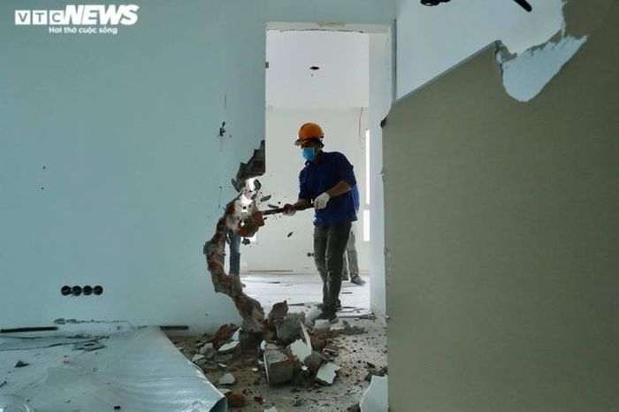 Việc cưỡng chế tháo dỡ tầng 18 tòa nhà 8B Lê Trực mất khoảng 4 tháng. Sau đó, các đơn vị chức năng sẽ đánh giá mức độ an toàn của công trình để xem xét phương án phá dỡ tầng 17. Tổng chi phí dự kiến cho việc cưỡng chế giai đoạn 2 khoảng 17 tỷ đồng.