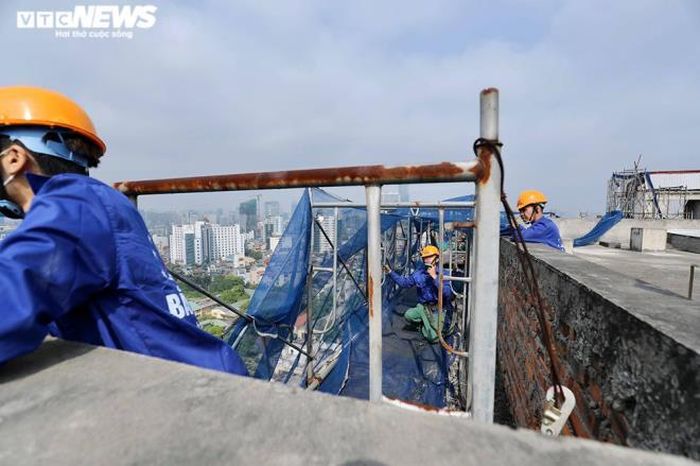 Việc lắp đặt dàn giáo, màng chắn để đảm bảo vật liệu xây dựng không bị bắn ra bên ngoài trong quá trình phá dỡ.