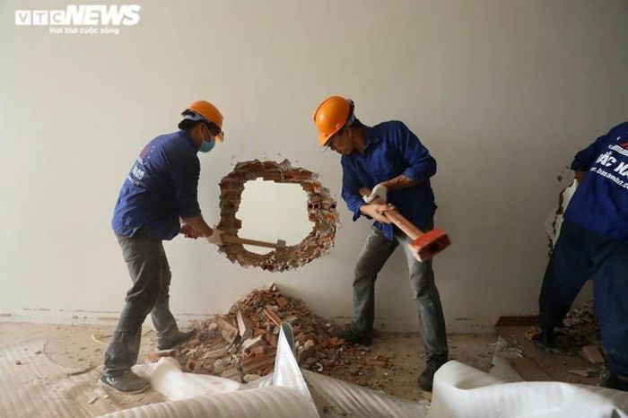 Theo phương án tổ chức tháo dỡ giai đoạn 2 dự án 8B Lê Trực dự kiến bắt đầu từ ngày 15/5, lực lượng chức năng sẽ phá dỡ vách kính mặt tiền; thiết bị điện, nước, nội thất; tường gạch; tháo dỡ sàn bê tông cốt thép. Riêng hệ khung, cột dầm tầng 18, chưa bị phá đợt này do thiết kế phức tạp và quận chưa tìm được đơn vị tư vấn.