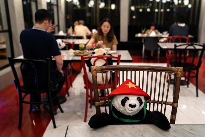  Những chiếc nón Việt được trưng bày nhiều trong nhà hàng và thoải mái tặng cho khách mang về nếu họ thích. 