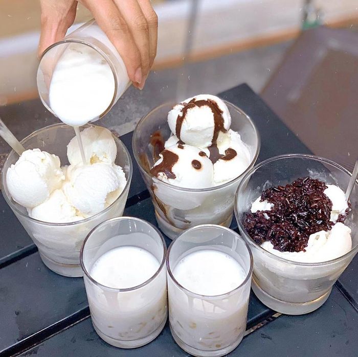 Menu ở đây đa dạng với nhiều loại sữa chua khác nhau. Sữa chua mềm dẻo, cuộn tròn như những viên kem gồm các vị như dừa, dâu tươi, trái cây, trà xanh… Ăn kèm cùng sữa chua là các loại topping kích thích vị giác như trân châu, trái cây tươi, hạt khô… Giá: 20.000-35.000 đồng. Địa chỉ: đường D2, quận Bình Thạnh, Phan Xích Long, quận Phú Nhuận… Ảnh: Choudiangi, thon.foodie. 