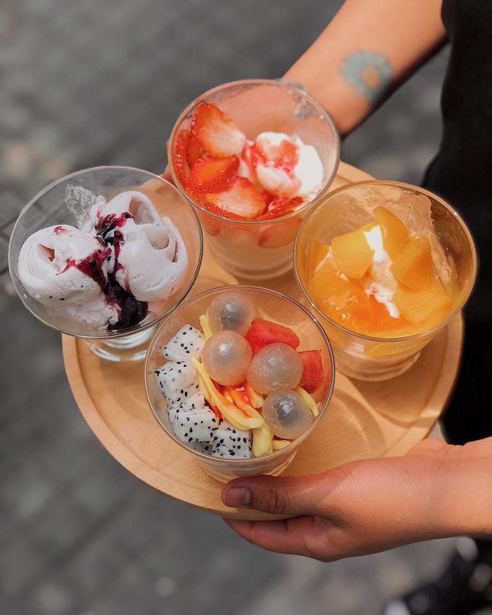  Menu quán khá đa dạng chủ yếu là các loại sữa chua trái cây đào , việt quất , dâu... và đặc biệt là món sữa chua kem trân châu . Sữa chua kem trân châu ở đây trân châu được làm vừa tới ăn dai dai , béo béo kết hợp với sữa chua mát lạnh giải nhiệt tốt. Giá dao động từ 25-35k khá hợp lí. Địa chỉ: Chung cư Phan Xích Long, Phú Nhuận. Ảnh: Canquetsaigon. 