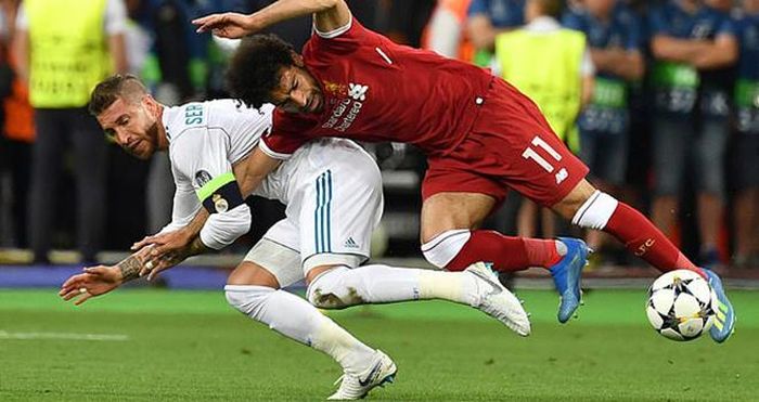 Cận cảnh pha va chạm của Ramos với Salah