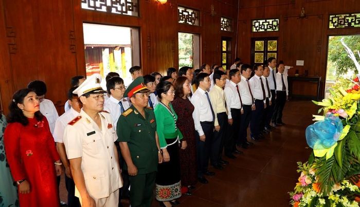  Trước buổi lễ, Tỉnh ủy, HĐND, UBND, Ủy ban MTTQ tỉnh Nghệ An đã đến Khu di tích lịch sử Quốc gia đặc biệt Kim Liên (huyện Nam Đàn, tỉnh Nghệ An) dâng hoa, dâng hương tưởng niệm Chủ tịch Hồ Chí Minh. 