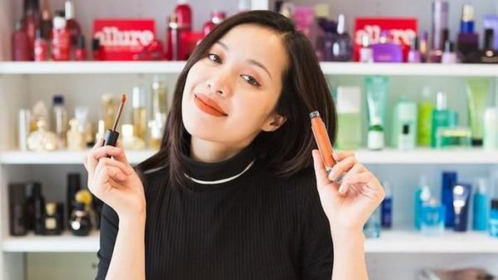 Không phải lo lắng việc ra video đều đặn hàng tuần, cô dồn toàn lực vào công việc kinh doanh với thương hiệu mỹ phẩm Em Cosmetics cho chính mình sáng lập. Cô cũng sở hữu một công ty làm đẹp được định giá hàng trăm triệu USD.