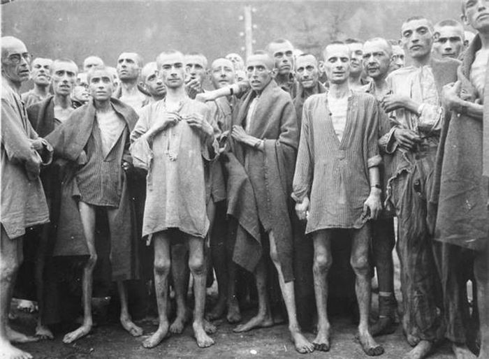  Những tù nhân gầy gò vì đói khổ trong một trại tập trung ở Ebensee, Áo ngày 7/5/1945. 
