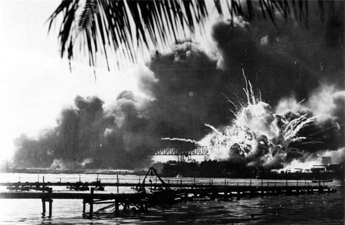 Tàu khu trục Mỹ USS Shaw phát nổ trong trận Trân Châu Cảng năm 1941.